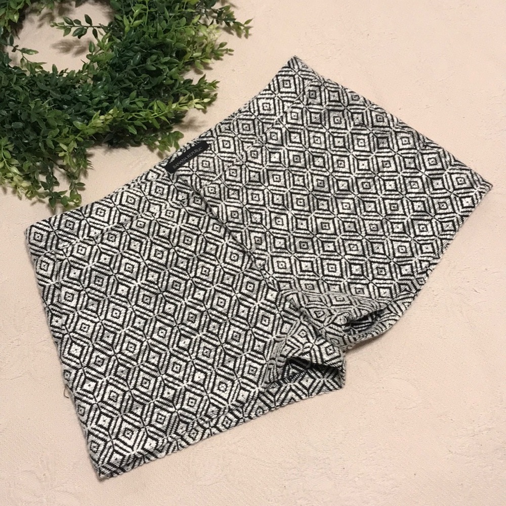 ⬇️ Banana Republic - Black & White Shorts - 4 - Picture 1 of 8